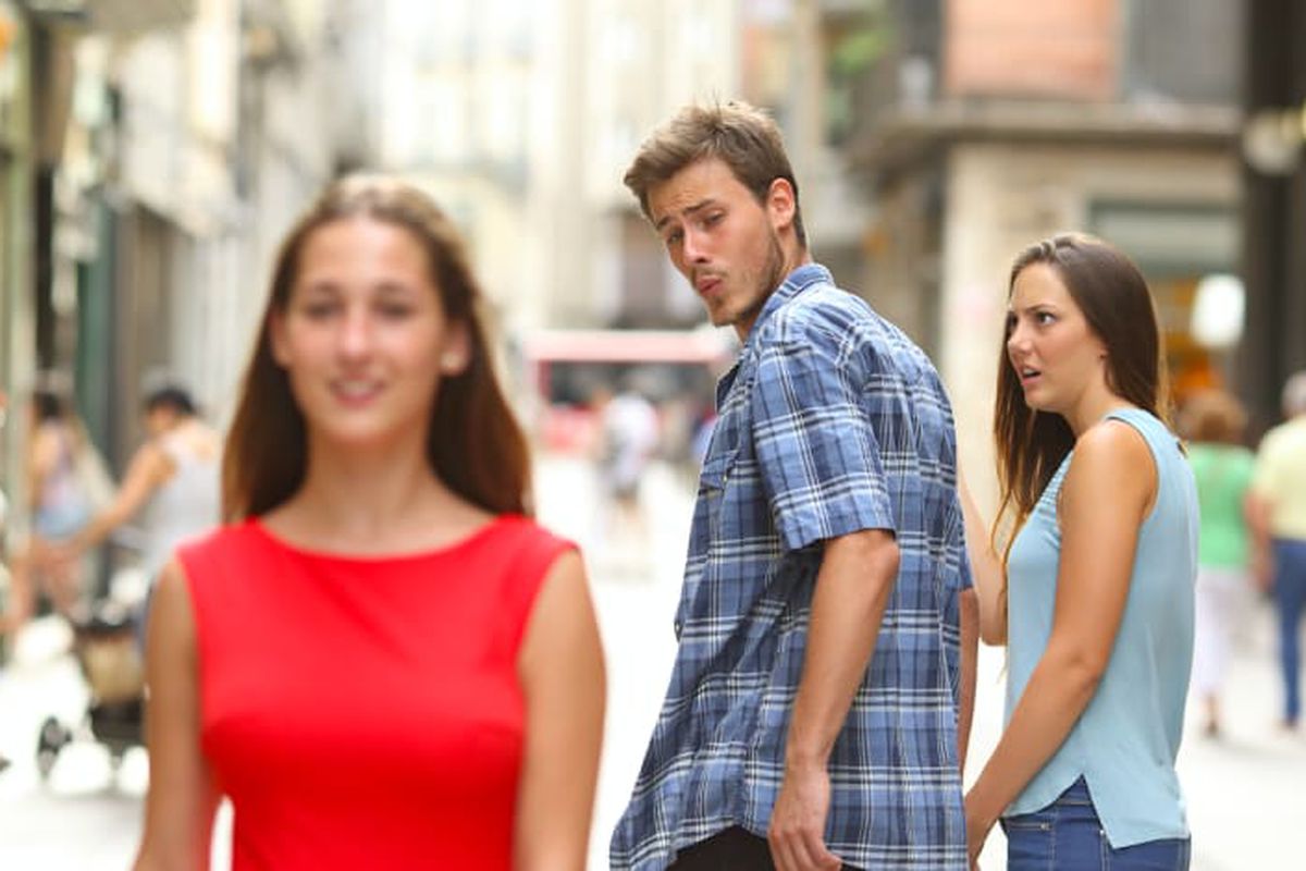 Distracted Boyfriend meme about Gratsi